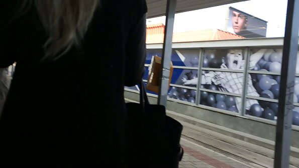 Den smidige collegelesbiske slikker en mammafyte og trives med henne
