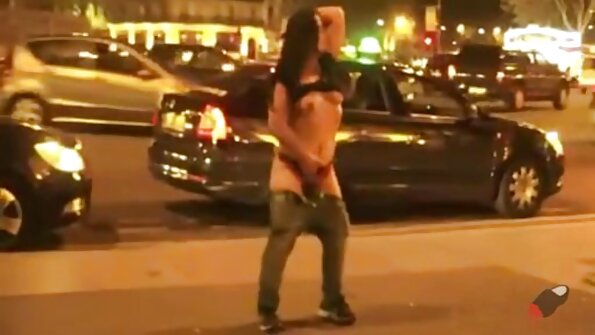 Hussy tok av seg trusene og viste fitte og snudde seg for å klare det