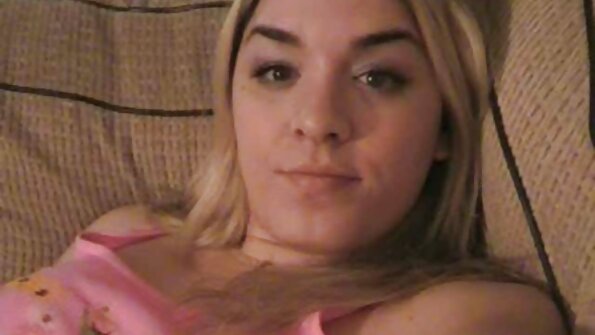 Hot brunette med fantastisk rumpe har hardcore sex på sofaen